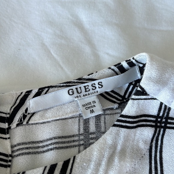 Guess blouse size M buttons in back, waist length with roushing in the front - Picture 3 of 4